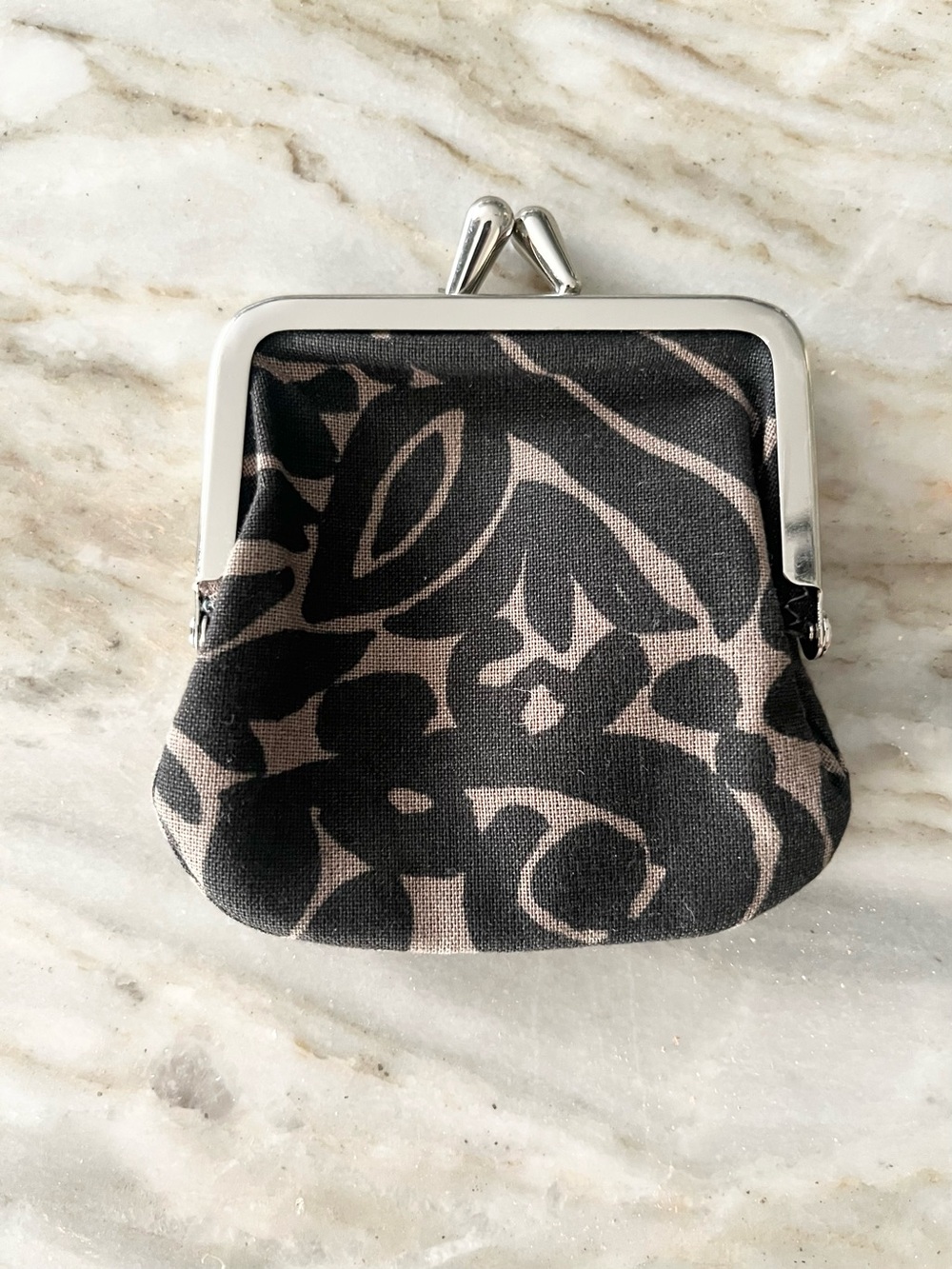 Marimekko Pieni Kukkaro
Mini Coin Purse Black
Grey Floral Canvas Kiss
Lock Pouch